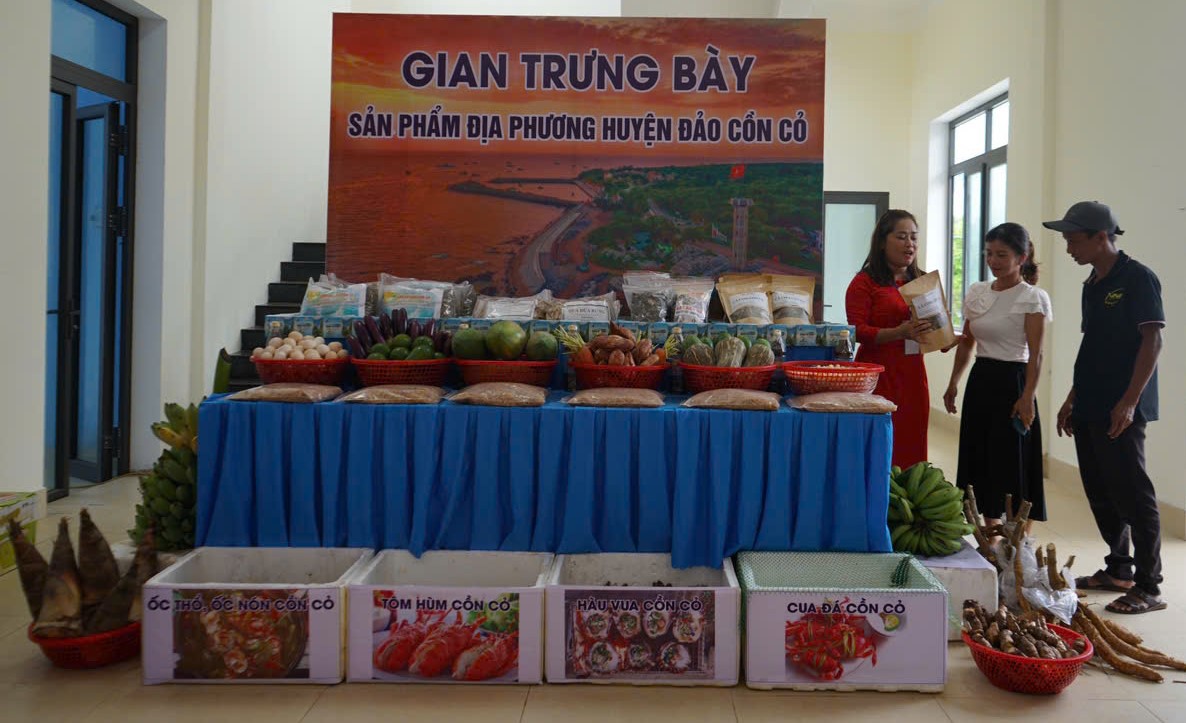 Gian hàng trưng bày các đặc sản của đảo Cồn Cỏ để du khách mua về làm quà - Ảnh: T.H